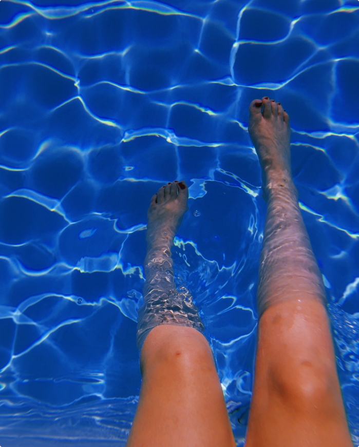 jambe rasée dans la piscine